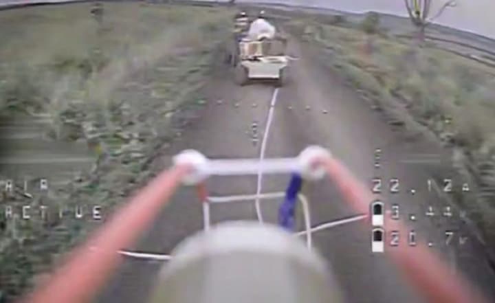 Українські FPV-оператори показали знищення мотоцикла, наземного дрона та укриття з ворожою піхотою