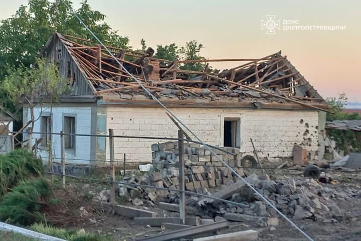 Рятувальник з дружиною постраждали від російського КАБу на Дніпропетровщині