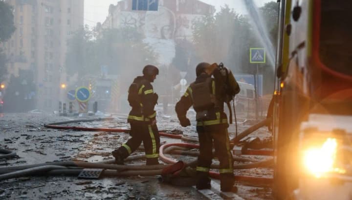 Russian strike on Kyiv: 400 rescuers working at the attack site, there are casualties