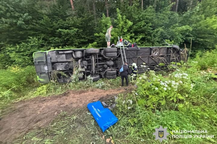 Во Львовской области международный автобус столкнулся с автомобилем и перевернулся: 32 человека травмированы