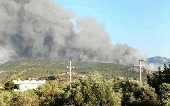 Лісові пожежі в Греції призвели до евакуації на тлі повернення до Європи хвилі спеки