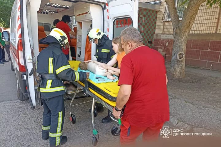 На Дніпропетровщині дворічна дитина випала з вікна четвертого поверху