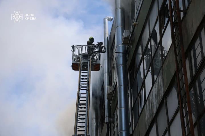 Уже 25 постраждалих внаслідок нічної атаки рф на Київ