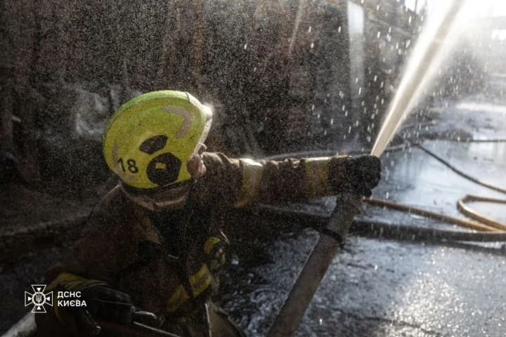 Вивезено понад 60 куб. м будівельного сміття: рятувальники завершили роботи на одному з місць влучань у Києві