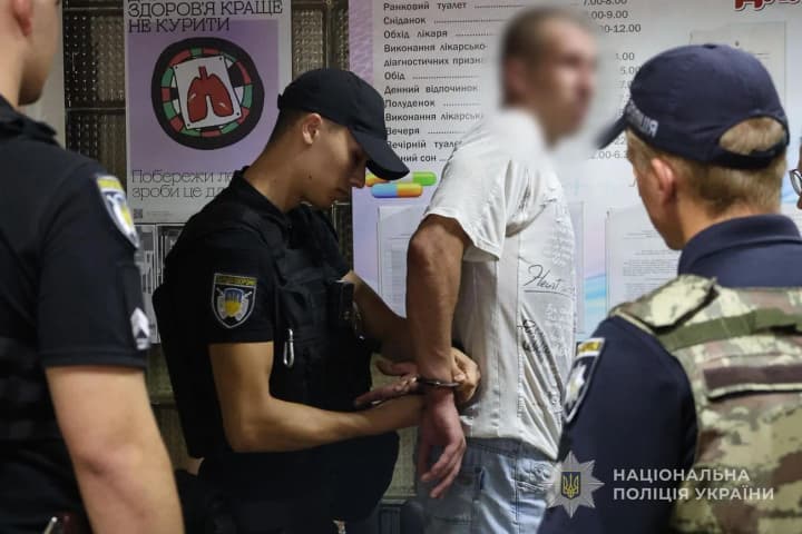 Заскочил в кабинет с ножом и разбил мебель: в Запорожье мужчина напал на врача