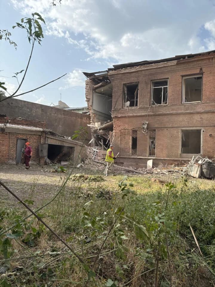 Війська рф за ніч пошкодили три медзаклади на Харківщині