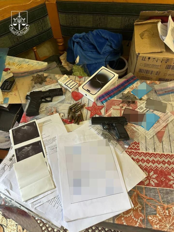 Виготовляли підробні меддовідки і продавали по 2000 доларів: в Україні провели понад 50 обшуків, організатори отримали підозри