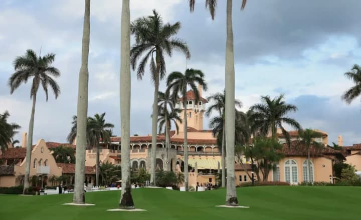 Біля резиденції Трампа затримали жінку: прийшла з "терміновим повідомленням" зі зброєю в авто