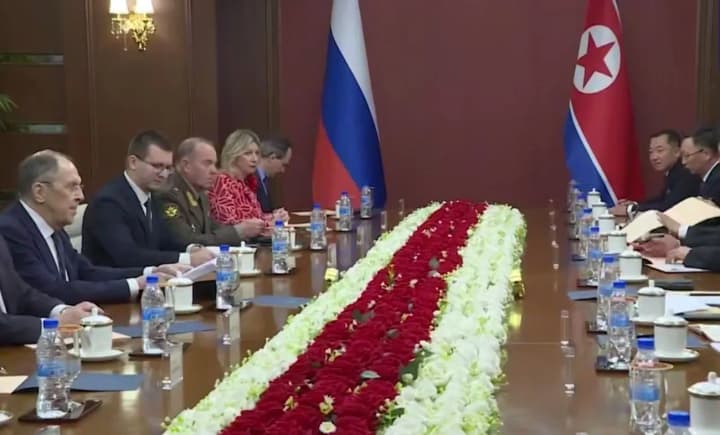 лавров прибув до КНДР: зустрічали натовп із квітами та почесна варта