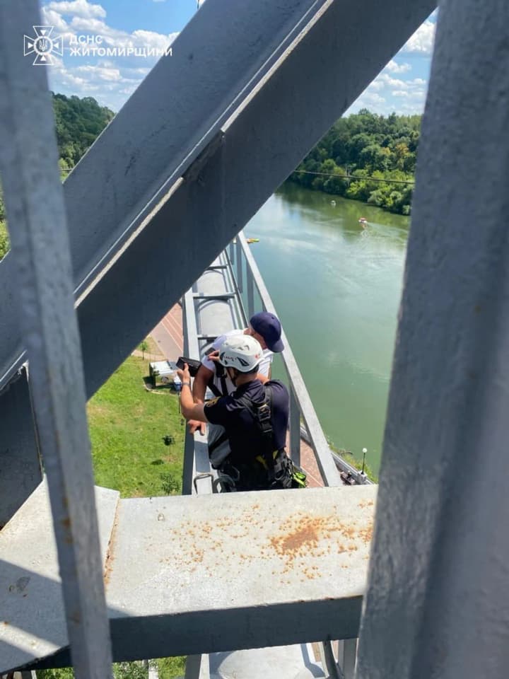 Man "stuck" on a suspension bridge support in Zhytomyr: how he was rescued