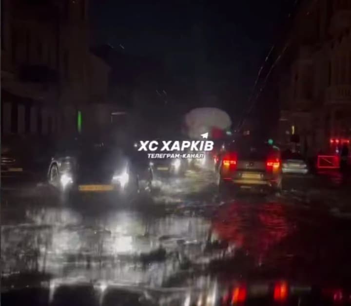 Как апокалипсис: в Харькове непогода повалила деревья, а молния, вероятно, попала в подстанцию