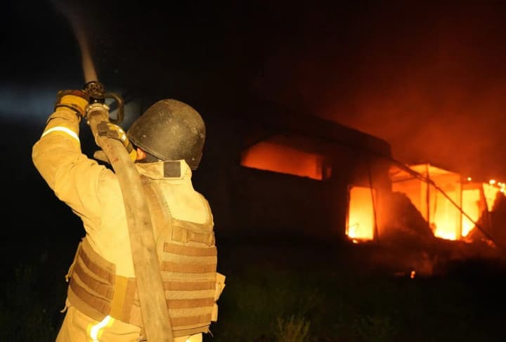 росіяни атакували Миколаїв "шахедами": горіло приміщення з матеріалами харчової промисловості