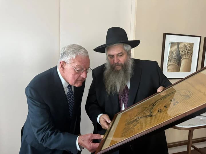 Головний рабин України передав Келлогу подарунок для Трампа