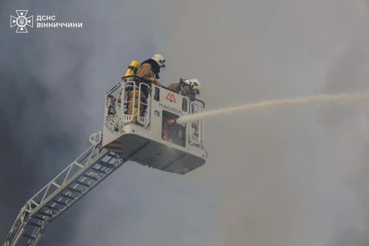 Уже 8 постраждалих від масованої атаки рф дронами на Вінниччину: показали наслідки