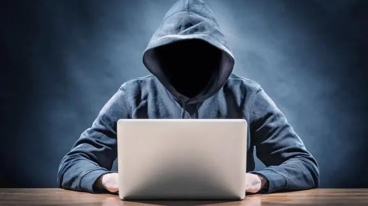 Шахраї викрадають гроші під виглядом допомоги "Пакунок школяра": українців попередили про небезпеку