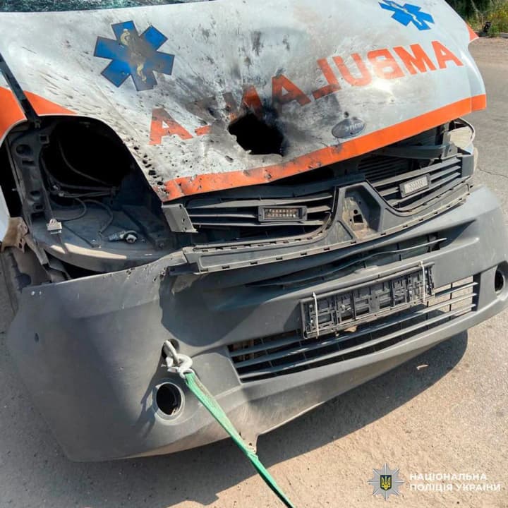 Ворожий дрон поцілив в автомобіль швидкої на Харківщині: постраждали медики