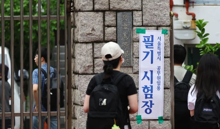 В Південній Кореї вчителя і батька одного з учнів затримали під час спроби викрасти екзаменаційні роботи