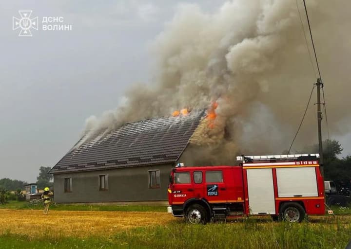Блискавка влучила в будинок з дітьми на Волині: пожежу ліквідовано