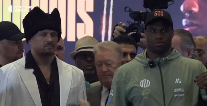 Усик і Дюбуа провели битву другу битву поглядів: хто першим відвів очі