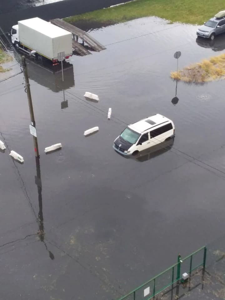 Негода накрила Львів: вулиці затопило, автівки пішли під воду