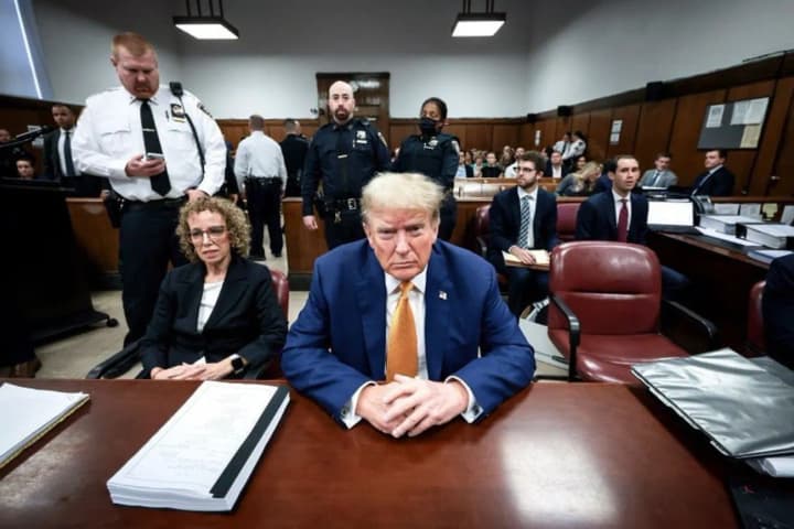 Трамп погрожує судом WSJ через публікацію про еротичний подарунок Епштейну