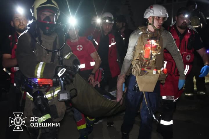 Five people were rescued from burning apartments in Odesa, one rescued woman died: the State Emergency Service showed the consequences