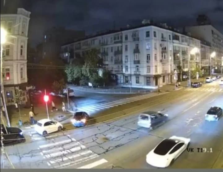 Працівник прокуратури збив жінку та втік з місця ДТП у Києві (відео)