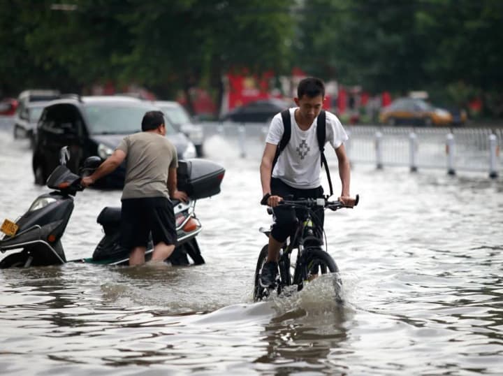 В Китае сильные дожди привели к гибели двух человек и исчезновению еще десяти