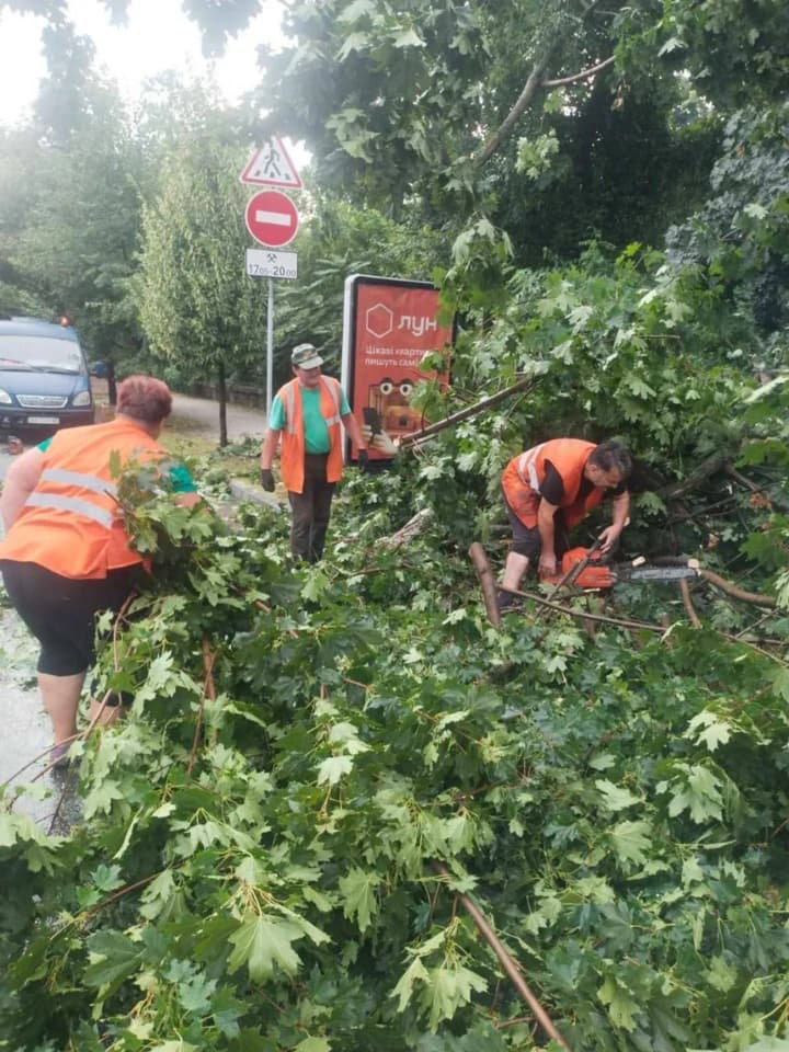 Киев накрыла непогода: пять человек пострадали, среди них 13-летняя девочка