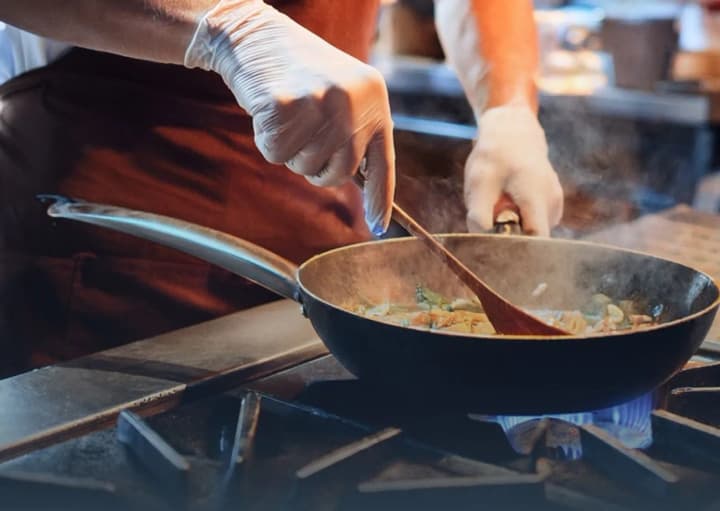 Массовое отравление во львовском ресторане Кацурина: продукты и инвентарь хранились неправильно, а у большинства работников не было медкнижек