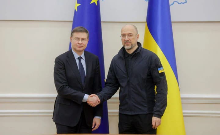 Роль України у системі європейської безпеки: Шмигаль поговорив із комісаром ЄС Домбровскісом