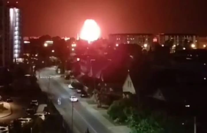 Атака дронів на російське сочі: вибухи та пожежі, аеропорт обмежив роботу