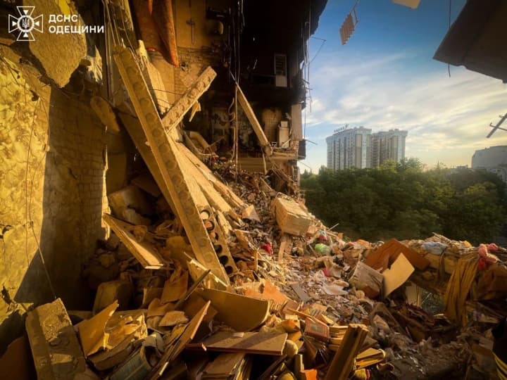 Вражеская атака разрушила 9-этажку в Одессе, есть угроза обрушения