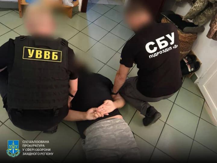Військовий на Закарпатті заробляв на схемі переправки чоловіків за кордон - прокуратура