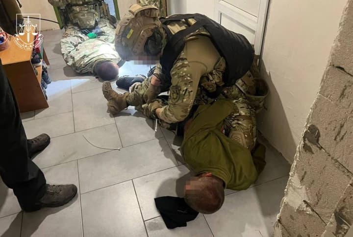 Attempted armed robbery of an entrepreneur's house in Odesa region: a deserter serviceman and his accomplice detained