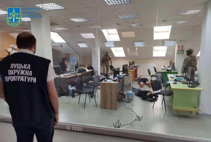 В Украине разоблачена масштабная сеть мошеннических колл-центров: десятки обысков в разных регионах