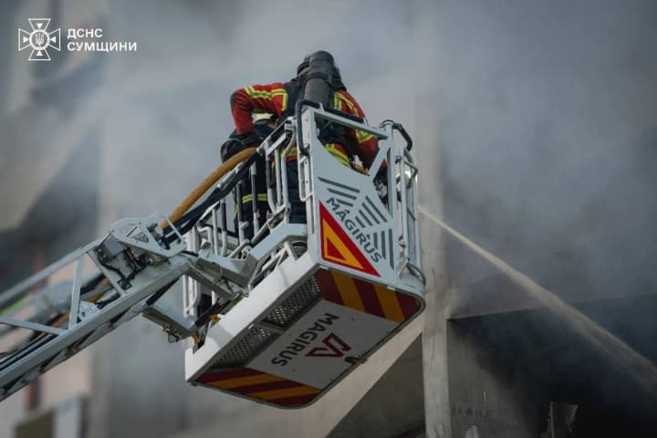 Сумы утром подверглись удару рф: есть повреждения, возник пожар