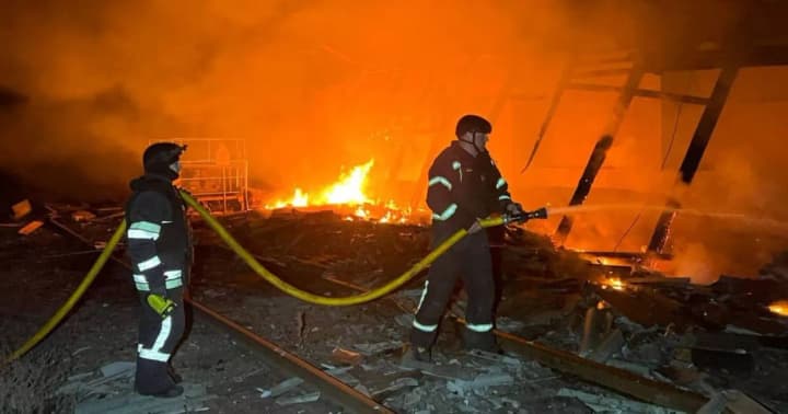 Війська рф атакували Зміїв на Харківщині ракетою і 10 БпЛА: постраждали троє людей