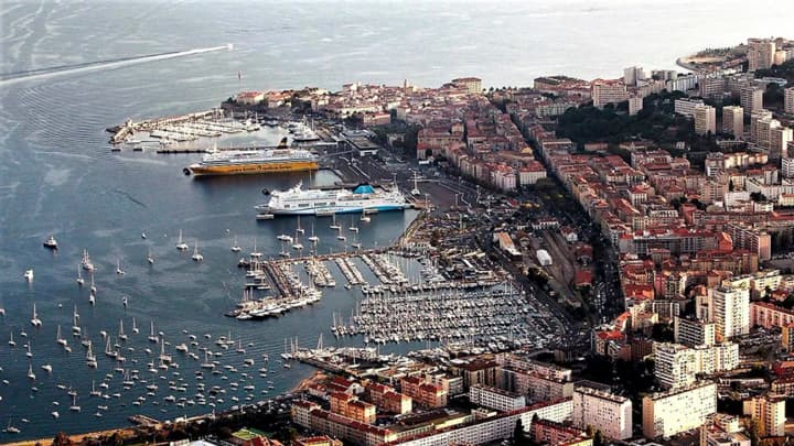 Французький парламент розгляне законопроєкт щодо нового конституційного статусу Корсики