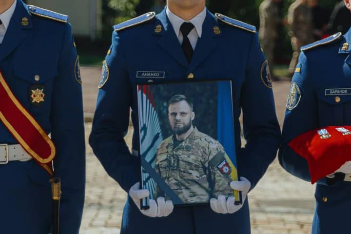 Президент присвоїв звання Героя України загиблому командиру бригади "Лють"