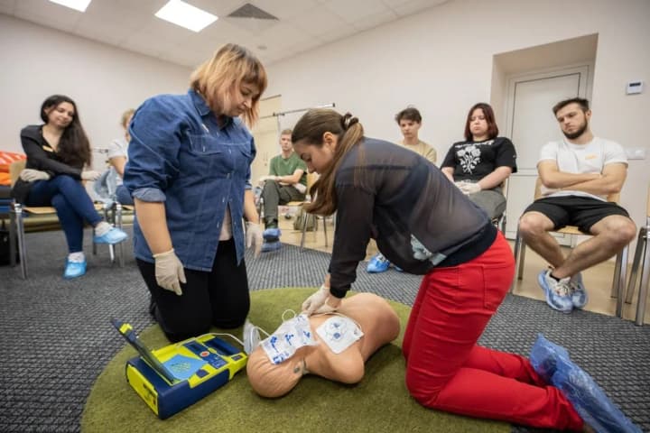 Смогут ли люди на улице оказать помощь после обстрела - оценка эксперта по такмеду