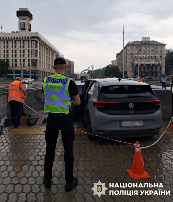 Водитель на Volkswagen врезался в подземный переход на столичном Крещатике: детали