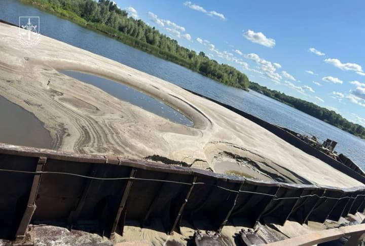 Незаконно добыли 8 тыс. тонн песка из реки Десна: дело работников спецпредприятия передали в суд