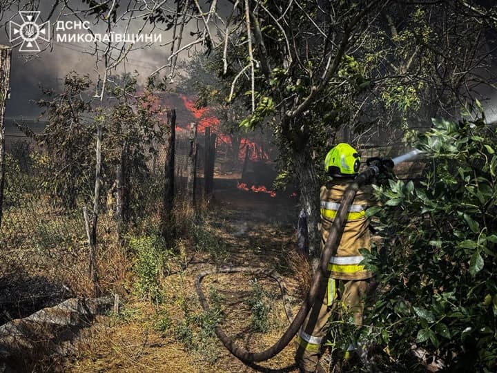 Wildfire spread to houses in Mykolaiv region