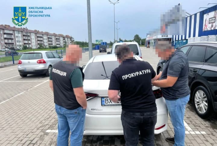 Масштабні зловживання на Хмельниччині та Буковині на десятки мільйонів: Кравченко заявив про 11 обшків та 23 підозри