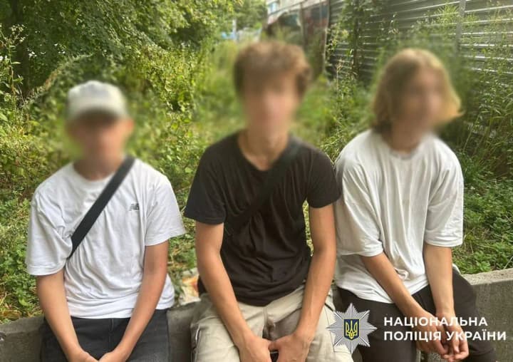 Climbed to the top of a construction crane: police held parents of three teenagers accountable