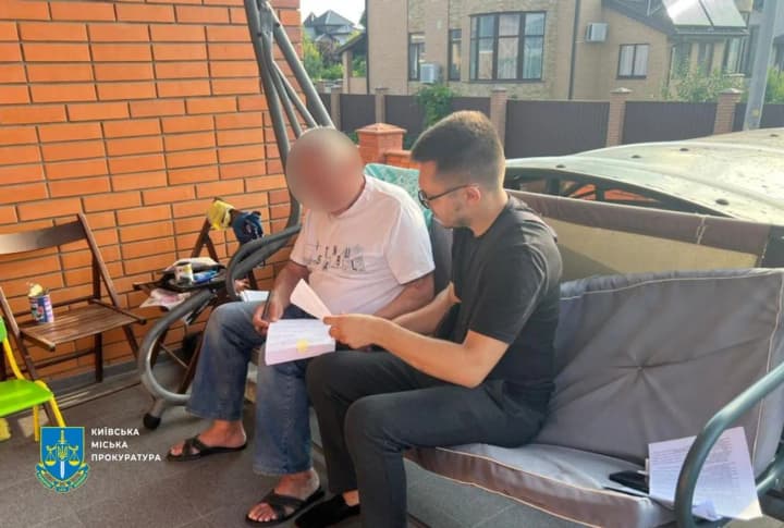 Незаконно зняли арешт  з майна боржника: у Києві ексспівробітниця виконавчої служби та її чоловік отримали підозри