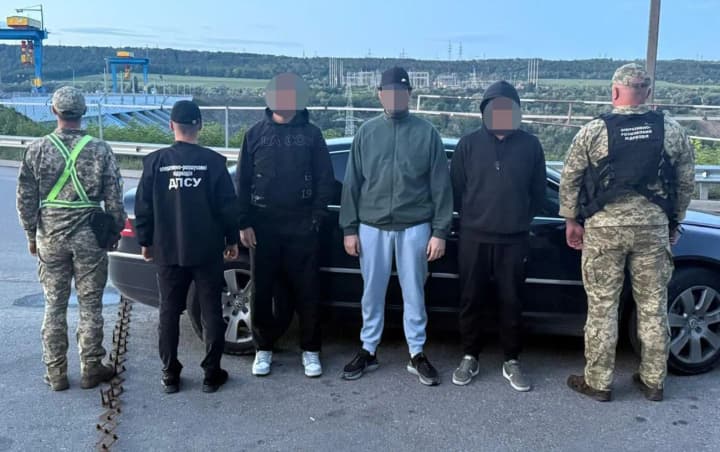 Правоохранитель за 13,5 тысяч долларов переправлял уклонистов в Молдову: ему сообщили о подозрении - ГБР