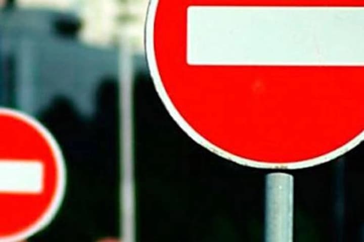 Asphalt emergency subsidence: traffic partially restricted on Lavrska Street in Kyiv