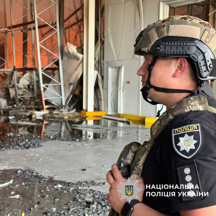 Удар рф по Харківському району: є загиблий і 4 постраждалих, сталася масштабна пожежа